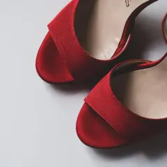 Jakie buty do czerwonej długiej sukienki? Najlepsze kolory i style obuwia