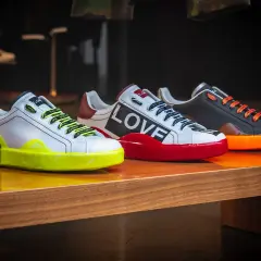 Jakie są modne buty młodzieżowe? Sprawdź najnowsze trendy i kolory