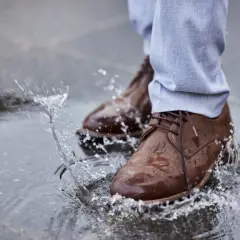 Dlaczego buty skrzypią? Przyczyny i skuteczne sposoby na rozwiązanie problemu