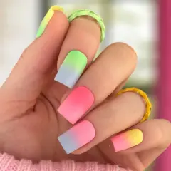 Ombre czy jeszcze modne? Najnowsze kolory i trendy w stylizacji paznokci