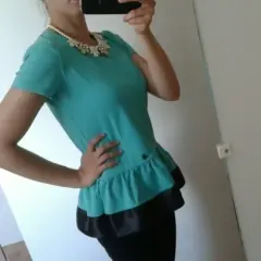 Elegancka bluzka z baskinką, która podkreśla sylwetkę i zachwyca stylem