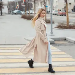 Modne płaszcze na wiosnę – trendy, kolory i inspiracje na sezon
