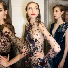 Modne sukienki na sylwestra: trendy, kolory i fasony, które zachwycą
