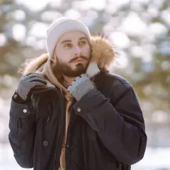 Elegancka czapka męska – jak wybrać idealny model i stylizować go?