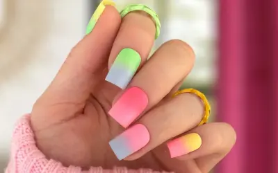 Ombre czy jeszcze modne? Najnowsze kolory i trendy w stylizacji paznokci