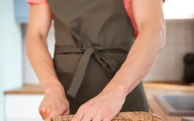 Eleganckie fartuchy kuchenne: jak wybrać idealny model do gotowania