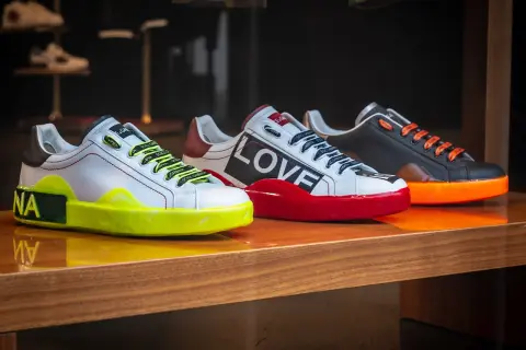 Jakie są modne buty młodzieżowe? Sprawdź najnowsze trendy i kolory