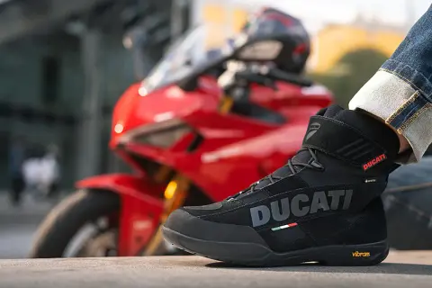 Jakie buty motocyklowe do turystyki zapewniają bezpieczeństwo i komfort?