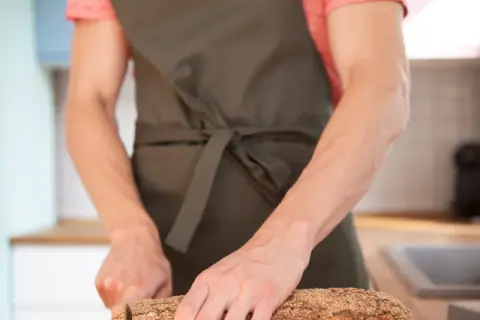 Eleganckie fartuchy kuchenne: jak wybrać idealny model do gotowania