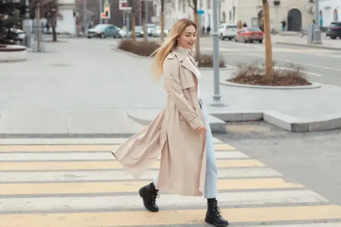 Modne płaszcze na wiosnę – trendy, kolory i inspiracje na sezon