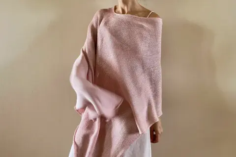 Elegancka narzutka damska – stylowe okrycie na każdą okazję i sezon