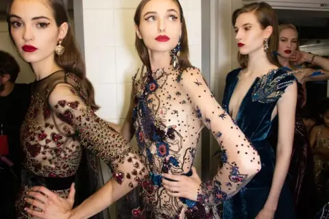 Modne sukienki na sylwestra: trendy, kolory i fasony, które zachwycą