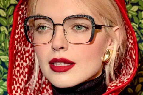 Jakie oprawki do okularów są teraz modne? Najlepsze trendy i kolory!