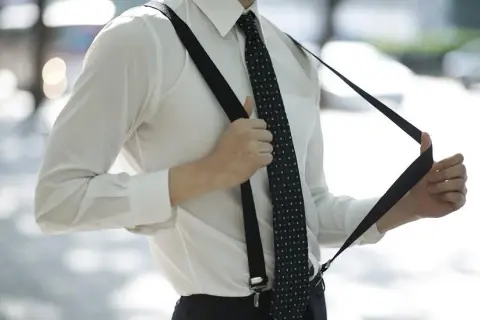 Czy szelki są modne? Poznaj aktualne trendy i stylizacje męskie