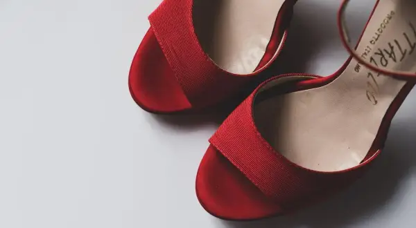 Jakie buty do czerwonej długiej sukienki? Najlepsze kolory i style obuwia