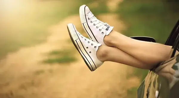 W jakich butach chodzić po hotelu, by czuć komfort i styl na wakacjach?