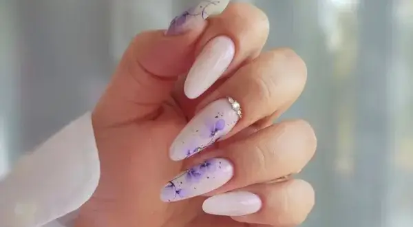 Eleganckie paznokcie na lato: najnowsze trendy, stylizacje i pielęgnacja