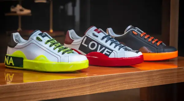 Jakie są modne buty młodzieżowe? Sprawdź najnowsze trendy i kolory