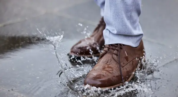 Dlaczego buty skrzypią? Przyczyny i skuteczne sposoby na rozwiązanie problemu