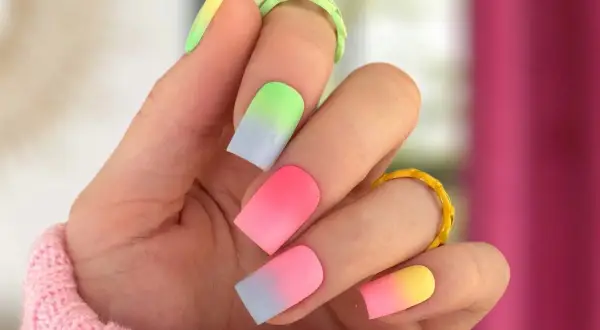 Ombre czy jeszcze modne? Najnowsze kolory i trendy w stylizacji paznokci