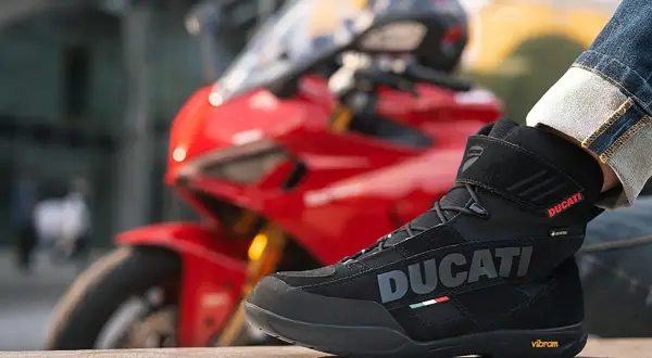 Jakie buty motocyklowe do turystyki zapewniają bezpieczeństwo i komfort?