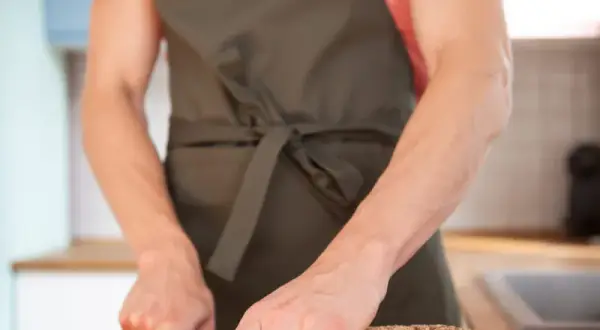 Eleganckie fartuchy kuchenne: jak wybrać idealny model do gotowania