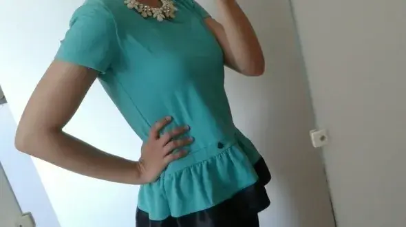 Elegancka bluzka z baskinką, która podkreśla sylwetkę i zachwyca stylem