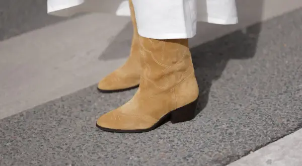 Jak rozepchać buty zamszowe? Skuteczne metody na komfort i bezpieczeństwo