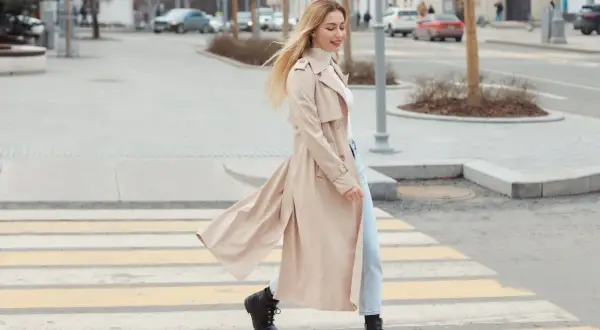 Modne płaszcze na wiosnę – trendy, kolory i inspiracje na sezon