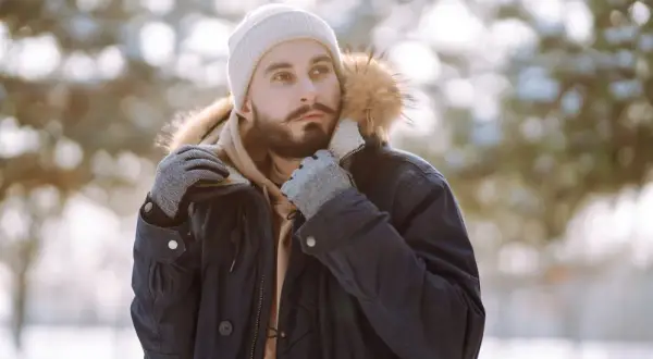 Elegancka czapka męska – jak wybrać idealny model i stylizować go?