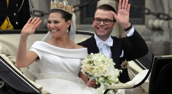 Jaką koszulę wybrać do śmietankowej sukni ślubnej, aby wyglądać idealnie?