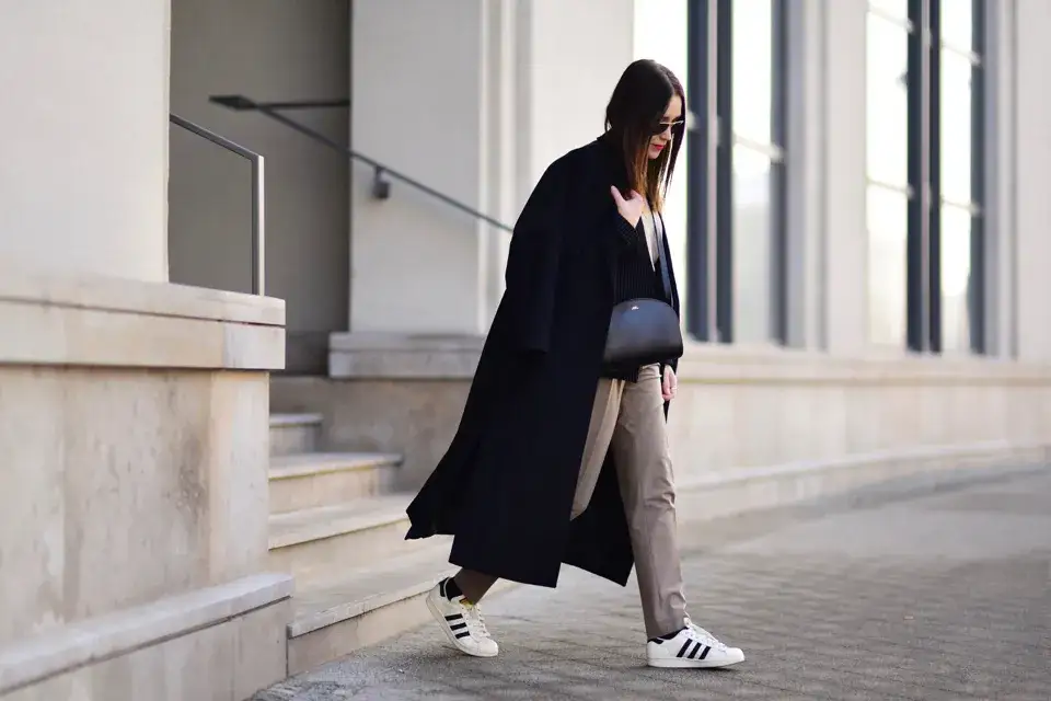 Zdjęcie Trampki do eleganckich spodni – jak stworzyć stylowe i komfortowe zestawienia?