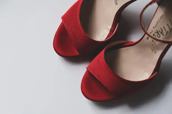 Jakie buty do czerwonej długiej sukienki? Najlepsze kolory i style obuwia